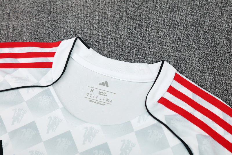 conjunto entrenamiento 2025/26 manchester united